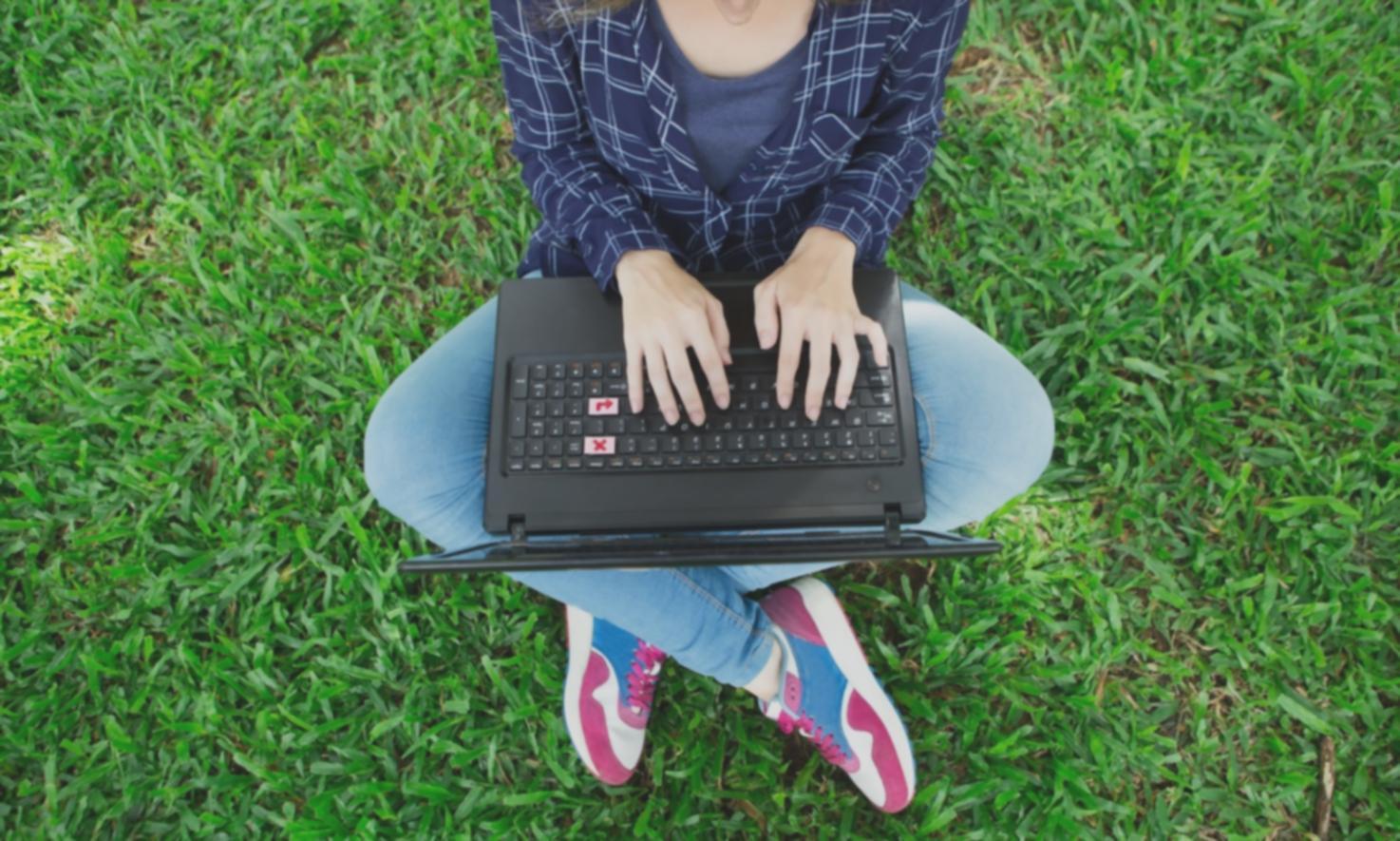 Persona trabajando con documentos financieros y calculadora